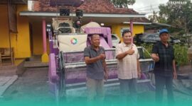 Anggota DPRD Jatim, Satib (tengah) saat menyerahkan bantuan mesin combine kepada kelompok tani (Foto: Istimewa).