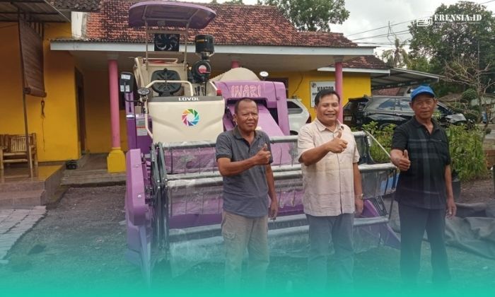 Anggota DPRD Jatim, Satib (tengah) saat menyerahkan bantuan mesin combine kepada kelompok tani (Foto: Istimewa).