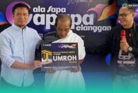 Pihak Perumdam Tirta Pandalungan menyerahkan simbolis paket umrah. (Foto: Frensia/Sigit).