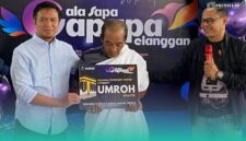 Pihak Perumdam Tirta Pandalungan menyerahkan simbolis paket umrah. (Foto: Frensia/Sigit).