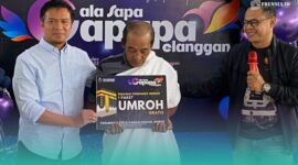 Pihak Perumdam Tirta Pandalungan menyerahkan simbolis paket umrah. (Foto: Frensia/Sigit).