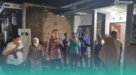 Bupati Jember, Muhammad Fawait meninjau lokasi perumahan yang terendam banjir, Selasa, (16/12/2025). Foto: Frensia/Sigit. 