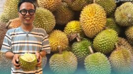 Gambar Ahmad Ilyas memegang durian lokal Jember (Sumber: Ronven Apriani)