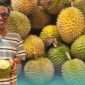 Gambar Ahmad Ilyas memegang durian lokal Jember (Sumber: Ronven Apriani)