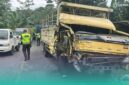 Penampakan truk setelah adu banteng (tabrak depan). (Foto: Istimewa). 