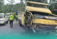 Penampakan truk setelah adu banteng (tabrak depan). (Foto: Istimewa). 