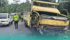 Penampakan truk setelah adu banteng (tabrak depan). (Foto: Istimewa).