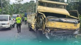 Penampakan truk setelah adu banteng (tabrak depan). (Foto: Istimewa). 