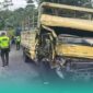Penampakan truk setelah adu banteng (tabrak depan). (Foto: Istimewa). 