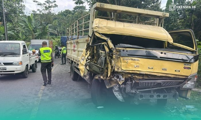 Penampakan truk setelah adu banteng (tabrak depan). (Foto: Istimewa). 