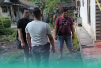 Polisi saat melakukan olah TKP. (Foto:Istimewa).