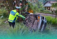 Polisi saat melakukan olah TKP. (Foto: Istimewa).