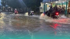 Genangan air membanjiri di salah satu wilayah depan rumah warga Jember. (Foto: Sigit/Frensia).