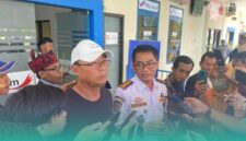 Kadishub Jember, Gator Triyono dan Ketua Komisi C DPRD Jember, Ardi Pujo Prabowo, saat dikonfirmasi para jurnalis (Foto: Frensia/Sigit).