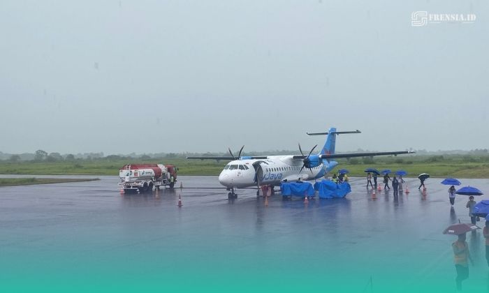 Proses pengisian avtur di Bandara Notohadinegoro, Kamis, 15/01/2026. (Foto: Frensia/Sigit).