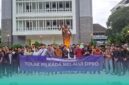Ratusan hadirin saat pernyataan sikap tolak Pilkada melalui DPRD, di Patung Themis, Fakultas Hukum, Universitas Gadjah Mada, pada Kamis, 15 Januari 2026 (Foto: M. Riyadi/Frensia).