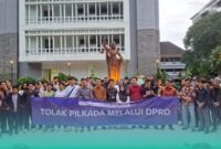 Ratusan hadirin saat pernyataan sikap tolak Pilkada melalui DPRD, di Patung Themis, Fakultas Hukum, Universitas Gadjah Mada, pada Kamis, 15 Januari 2026 (Foto: M. Riyadi/Frensia).