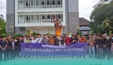 Ratusan hadirin saat pernyataan sikap tolak Pilkada melalui DPRD, di Patung Themis, Fakultas Hukum, Universitas Gadjah Mada, pada Kamis, 15 Januari 2026 (Foto: M. Riyadi/Frensia).