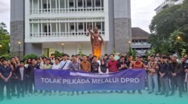 Ratusan hadirin saat pernyataan sikap tolak Pilkada melalui DPRD, di Patung Themis, Fakultas Hukum, Universitas Gadjah Mada, pada Kamis, 15 Januari 2026 (Foto: M. Riyadi/Frensia).