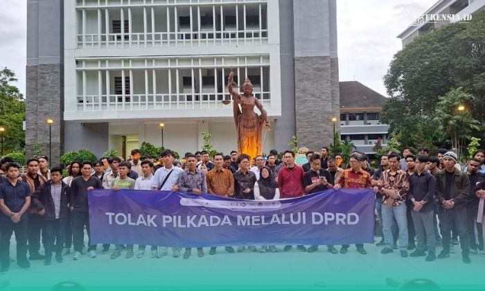 Ratusan hadirin saat pernyataan sikap tolak Pilkada melalui DPRD, di Patung Themis, Fakultas Hukum, Universitas Gadjah Mada, pada Kamis, 15 Januari 2026 (Foto: M. Riyadi/Frensia).