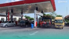 Suasana pengisian BBM di salah satu SPBU Jember (Foto: Sigit/Frensia). 