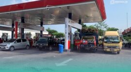 Suasana pengisian BBM di salah satu SPBU Jember (Foto: Sigit/Frensia). 