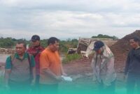 H. Satib sedang meninjau proyek Dam Pelimpah yang ambrol (Foto: Sigit/Frensia).