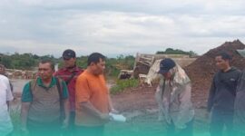 H. Satib sedang meninjau proyek Dam Pelimpah yang ambrol (Foto: Sigit/Frensia).