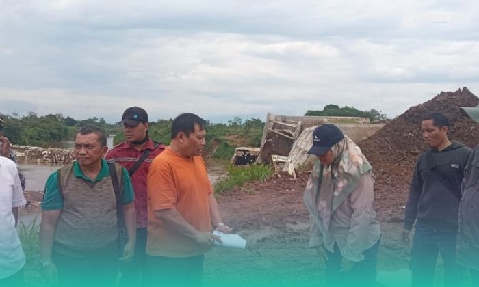 H. Satib sedang meninjau proyek Dam Pelimpah yang ambrol (Foto: Sigit/Frensia).