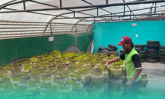 Distributor sedang mengecek stok LPG. (Foto: Sigit/Frensia). 