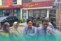 Korban bersama kuasa hukum saat di Mapolres Jember. (Foto: Frensia/Sigit).