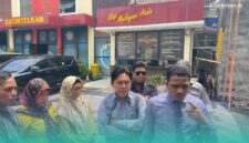 Korban bersama kuasa hukum saat di Mapolres Jember. (Foto: Frensia/Sigit).