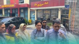 Korban bersama kuasa hukum saat di Mapolres Jember. (Foto: Frensia/Sigit).