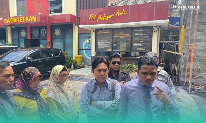 Korban bersama kuasa hukum saat di Mapolres Jember. (Foto: Frensia/Sigit).