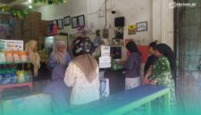 Toko salah satu pedagang bahan es di Pasar Tanjung, milik Yeni Agustin. (Foto: Sigit/Frensia).