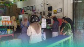 Toko salah satu pedagang bahan es di Pasar Tanjung, milik Yeni Agustin. (Foto: Sigit/Frensia). 