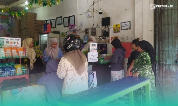 Toko salah satu pedagang bahan es di Pasar Tanjung, milik Yeni Agustin. (Foto: Sigit/Frensia). 