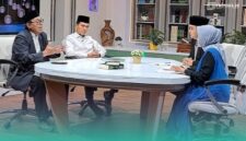 Rektor UIN Kiai Haji Achmad Siddiq Jember, Prof. Dr. H. Hepni, MM, C.PEM, berdampingan dengan, Ketua Bidang Fatwa MUI, Prof. Dr. Asrorun Ni'am Sholeh, MA saat di Studio 7 TVRI Nasional Jakarta. (Foto: uinkhas.ac.id). 