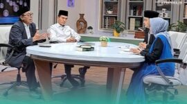 Rektor UIN Kiai Haji Achmad Siddiq Jember, Prof. Dr. H. Hepni, MM, C.PEM, berdampingan dengan, Ketua Bidang Fatwa MUI, Prof. Dr. Asrorun Ni'am Sholeh, MA saat di Studio 7 TVRI Nasional Jakarta. (Foto: uinkhas.ac.id). 