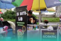 Rofiq, Penjual Es Buto Ijo di Perumahan Tegal Besar, Kaliwates, Jember. (Foto: Fadli/Frensia). 