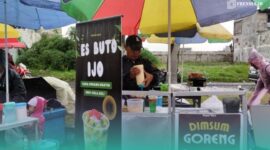 Rofiq, Penjual Es Buto Ijo di Perumahan Tegal Besar, Kaliwates, Jember. (Foto: Fadli/Frensia). 