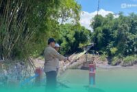 Tim Teknis dari Pemerintah Provinsi Jawa Timur saat melakukan peninjauan langsung ke lokasi infrastruktur yang terkena banjir, pada Minggu (15/2/2026). (Foto: Sigit/Frensia).