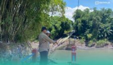 Tim Teknis dari Pemerintah Provinsi Jawa Timur saat melakukan peninjauan langsung ke lokasi infrastruktur yang terkena banjir, pada Minggu (15/2/2026). (Foto: Sigit/Frensia).