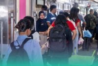 Suasana penumpang Kereta Api Logawa di stasiun Jember. (Foto: Sigit/Frensia). 