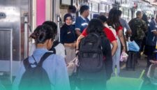 Suasana penumpang Kereta Api Logawa di stasiun Jember. (Foto: Sigit/Frensia).