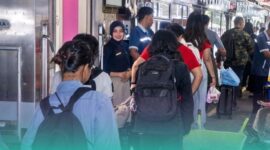 Suasana penumpang Kereta Api Logawa di stasiun Jember. (Foto: Sigit/Frensia). 