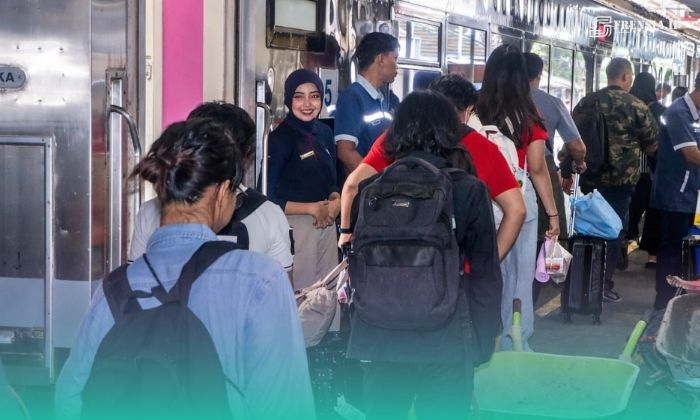 Suasana penumpang Kereta Api Logawa di stasiun Jember. (Foto: Sigit/Frensia). 