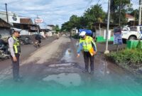 Piket gakkum mendatangi TKP tabrakan antara pemotor dengan truk (Foto: Istimewa). 