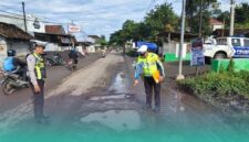 Piket gakkum mendatangi TKP tabrakan antara pemotor dengan truk (Foto: Istimewa). 