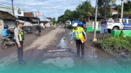 Piket gakkum mendatangi TKP tabrakan antara pemotor dengan truk (Foto: Istimewa). 